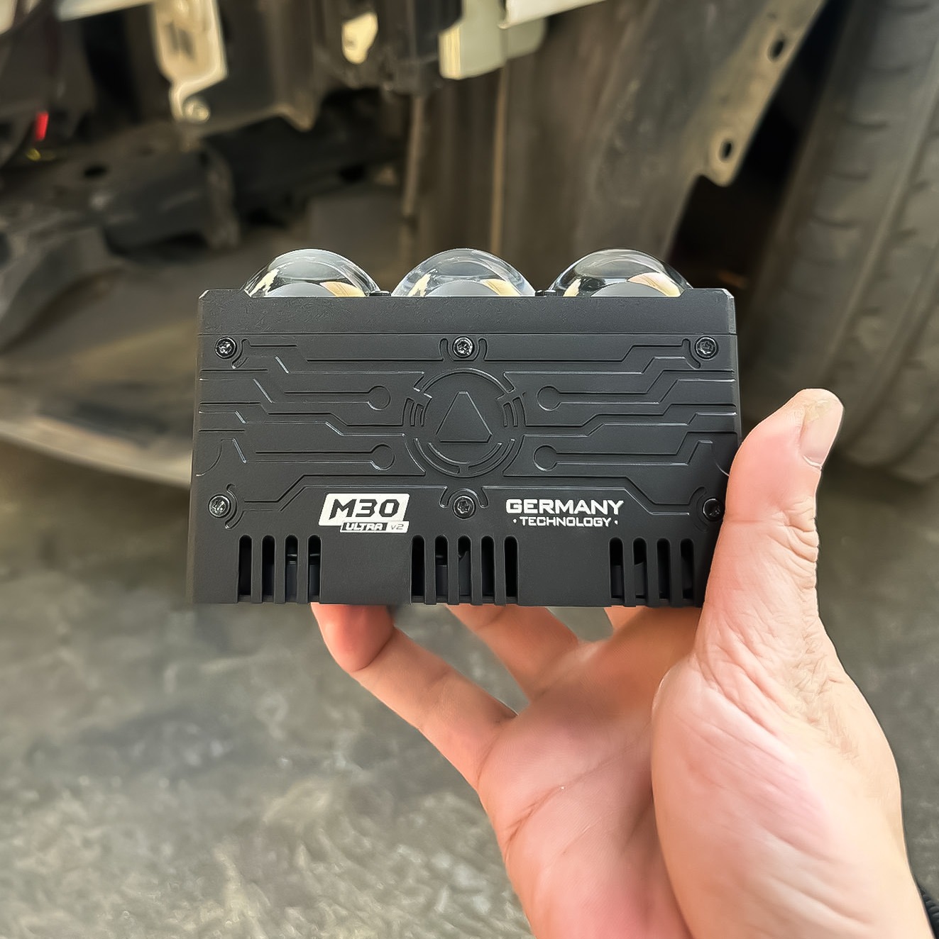 Hình 2: Hộp đèn M30 Ultra V2 lắp cho Mazda tại Auto365 Lào Cai